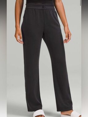 Lululemon black Softstreme high rise straight leg athletic pants Women’s sz 8